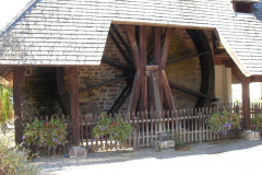 19_Das-Rad-treibt-eine-funktionierende-Muehle-an